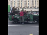 Fotografía del oso que tocó la vuvuzela en el centro de Moscú.