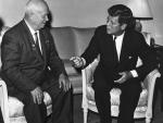 El presidente estadounidense John F. Kennedy reunido con el líder soviético Nikita Jruschov en Viena (Austria), el 3 de junio de 1961. (JFK Library, BVoston)