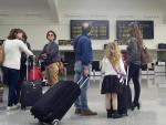 Imagen de archivo de pasajeros hacen cola para facturar en el aeropuerto de Son Sant Joan. / EFE