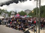 Numeroso público disfrutó de la pantalla gigante en Vitoria (PP Alava)