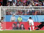 Christian Cueva manda a las nubes la pena máxima que hubiera supuesto el gol de Perú ante Dinamarca (EFE/EPA/RUNGROJ YONGRIT)