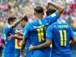 Neymar y Coutinho celebran uno de los goles del partido. /EFE