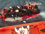 Rescate realizado por la Guardamar Polimnia de los ocupantes de una patera el pasado 25 de abril (Foto: Salvamento Marítimo)