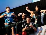 Fotografía de Maradona arengando a los aficionados en el Mundial.