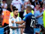 Lionel Messi y Kylian Mbappe se saludan tras el partido entre Francia y Argentina que supuso la eliminación de la albiceleste (Foto: Cordon Press)