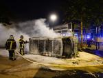Bomberos trabajan en la extinción de un incendio en un vehículo durante unos disturbios en Nantes (Francia) el 3 de julio de 2018 (EFE/ Franck Dubray)