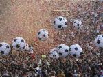Aficionados portugueses juegan con globos gigantes mientras ven el partido entre Uruguay y Portugal del Mundial 2018 (EFE / EPA / MIGUEL A. LOPES)