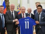El presidente ruso Vladimir Putin se reúne con leyendas del fútbol ( EFE/ Alexei Druzhinin / Sputnik / Kremlin)