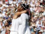 Serena Williams es consolada por Angelique Kerber