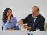 Carlos Slim le sirve agua a Esther Koplowitz