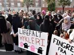 Fotografía de mujeres musulmanas protestando contra la prohibición del burka y el nicab en Dinamarca.