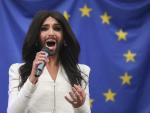 La cantante Conchita Wurst pide respeto para los homosexuales con un concierto en la Eurocámara
