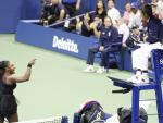 Serena Williams increpa al juez de silla Carlos Ramos durante la final del Abierto de EEUU contra Naomi Osaka (EFE/EPA/JASON SZENES)