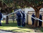 Agentes de policía forense inspeccionan la casa en la que han hallado los cuerpos en Bedford, Perth, Australia, el 9 de septiembre de 2018. (EFE/EPA/RICHARD WAINWRIGHT)