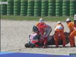 Lorenzo trata de levantar la moto tras irse al suelo a dos vueltas para el final (Imagen: ESPN)