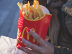 Fotografía de unas patatas de McDonald's.