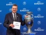 El presidente de la Federación Alemana de Fútbol (DFB), Reinhard Grindel, posa después de que la UEFA anunciara que Alemania tomará el relevo como organizador de la Eurocopa 2024, durante una ceremonia en la sede de la organización en Nyon, Suiza, hoy, 2