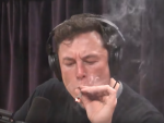 Elon Musk fumando marihuana en un programa de radio