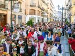 Miles de personas de todas partes de España y otros países participan en las Fiestas del Pilar. EFE/Javier Cebollada