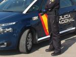 Agente y coche de policía en Valencia