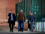 El líder de Podemos, Pablo Iglesias (c), acompañado por la diputada de En Comú Podem en el Congreso, Lucía Martín (d), y el teniente de alcalde en el Ayuntamiento de Barcelona, Jaume Asens (i), a su salida de la prisión de Lledoners (Barcelona) EFE