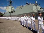 Los miembros de la tripulación del barco HMAS Brisbane marchan durante el acto celebrado en la Isla Jardín, Sydney. (EFE/Nicolas Gonzalez)
