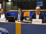 Puigdemont durante una conferencia en una sala del Parlamento Europeo junto al exvicepresidente Oriol Junqueras, y el 'conseller' de Asuntos Exteriores de la Generalitat, Raül Romeva. EFE