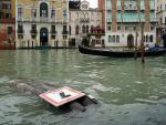 Vista de una señal derribada durante una tormenta la pasada noche en Venecia, Italia.