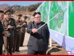El líder norcoreano Kim Jong Un durante una visita a una nueva zona turística (Foto: KCNA)