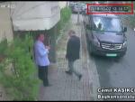 Fotografía de un vídeo de un circuito cerrado de televisión que muestra al periodista desaparecido Jamal Khashoggi (d) en el exterior del consulado saudí en Estambul (EFE/ Sabah)