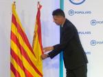 Xavier García Albiol recoloca las banderas durante el congreso extraordinario del PPC en Sitges (Barcelona). EFE/Quique García