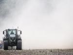 Un tractor en Alemania cruza los cultivos de trigo perdidos por el calor - CLEMENS BILAN (EFE)
