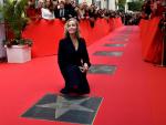 La actriz estadounidense Bo Derek ha descubierto hoy la estrella que lleva su nombre en el Paseo de la Fama de Almería. EFE/Carlos Barba