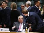 El presidente de la Comisión Europea, Jean Claude Juncker (C) y el canciller austriaco Sebastian Kurz (R) conversan durante el Consejo Europeo de Bruselas (EFE)
