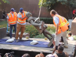 La retirada de la estatua de Colón en Los Ángeles