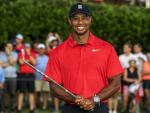 Tiger Woods posa con el trofeo Tour Championship