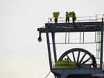 Los activistas de Greenpeace subidos en la torre minera