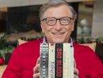 Fotografía de Bill Gates con sus nuevas recomendaciones literarias.