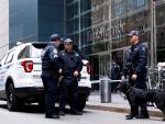 Varios policías montan guardia en el exterior del edificio evacuado de Time Warner, sede de la CNN