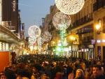 Compras de Navidad en la calle Preciados (Madrid).