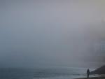 Una densa niebla cubre la playa de Ondarreta de San Sebastián el 5 de diciembre (EFE/Javier Etxezarreta)