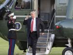 El presidente de los Estados Unidos, Donald J. Trump (d), saluda a un infante de marina estadounidense mientras sale del Marine One (EFE)