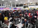 Una multitud de viajeros esperan en el aeropuerto de Gatwick en Londres (Reino Unido)