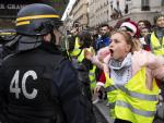 Una manifestante grita a la policía antidisturbios durante la protesta de 'Chalecos Amarillos' cerca de La Madeleine en París, Francia, el 22 de diciembre de 2018 (EFE/EPA/ETIENNE LAURENT)