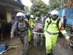 El equipo de rescate evacúa el cuerpo de una víctima en Pandeglang, Banten, Indonesia, el 23 de diciembre de 2018. EFE