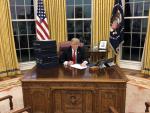 "Algunos de los muchos proyectos de ley que estoy firmando en la Oficina oval en este momento", escribía el presidente Trump en Twitter junto a esta imagen