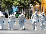 Miembros de la Policía de Investigaciones (PDI) de Chile revisan la zona donde se produjo hoy una explosión en el centro de Santiago (EFE).