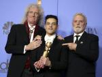 Los miembros de Queen, Roger Taylor y Brian May, posan con el galardonado Rami Malek