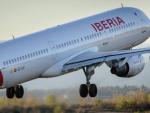 Fotografía Avión Iberia despegando / EFE (JM Cadenas)