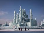 El Festival de Hielo y Nieve de Harbin abrió sus puertas con estructuras de hielo con forma de famosas edificaciones chinas, en Harbin, China, hoy, 7 de enero de 2019. EFE/ Roman Pilipey